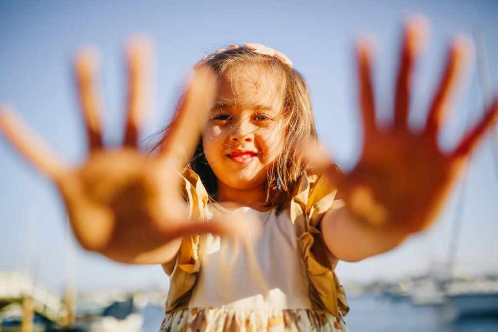 Apprendre les tables de multiplication avec les mains pour les enfants DYS avec une bonne mémoire kinesthésique 