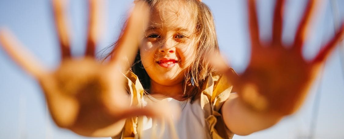 Apprendre les tables de multiplication avec les mains pour les enfants DYS avec une bonne mémoire kinesthésique
