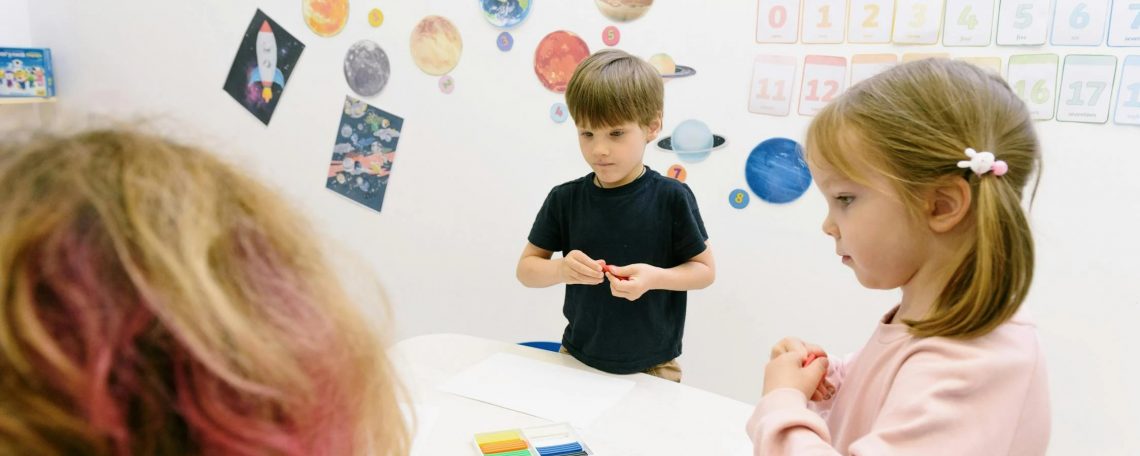 a pâte à modeler sollicite la création des enfants dyslexiques dans la méthode Davis
