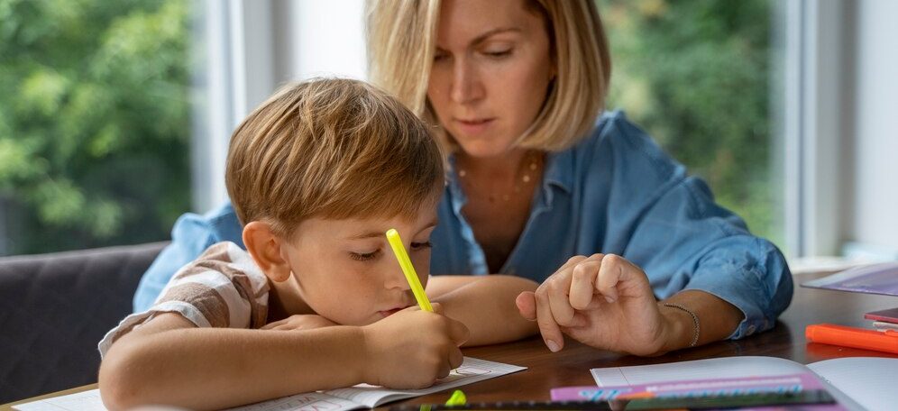Le précieux accompagnement de l’AESH à l’école pour les enfants DYS, TDAH ou TSA